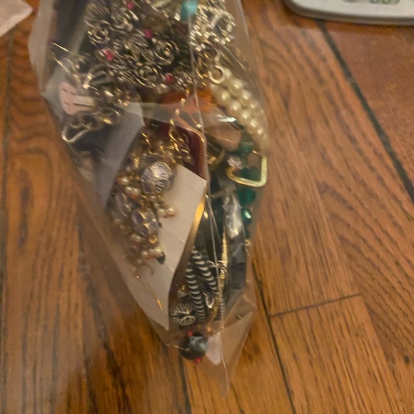 Assorted Jewelry Bag with modern and vintage jewelry 2lb lot bundle - Picture 8 of 12